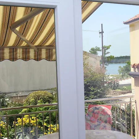 Modernes Direkt Am Und Nur 400 Meter Zum - In Appartement Rovinj