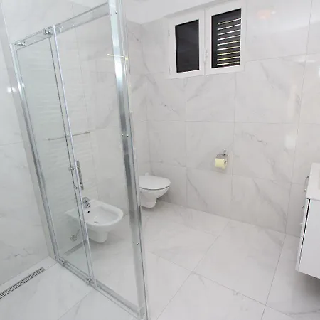 Apartment Modernes Direkt Am Und Nur 400 Meter Zum - In Rovinj