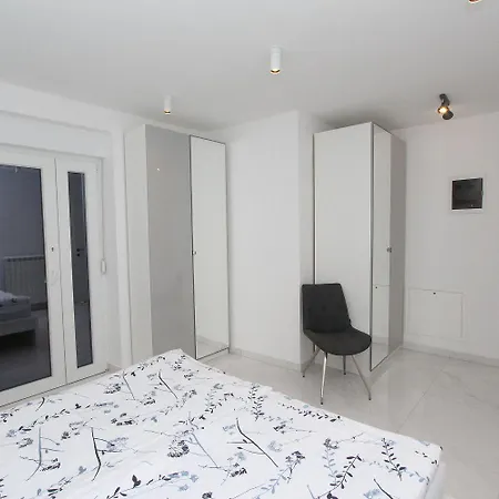 Modernes Direkt Am Und Nur 400 Meter Zum - In Rovinj