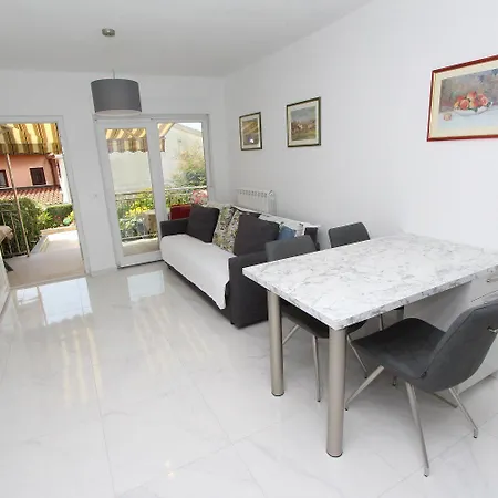 Modernes Direkt Am Und Nur 400 Meter Zum - In Apartment Rovinj