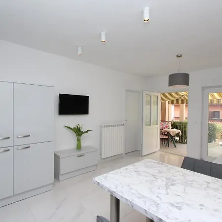 Apartment Modernes Direkt Am Und Nur 400 Meter Zum - In *