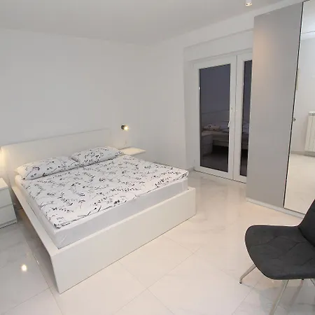 Modernes Direkt Am Und Nur 400 Meter Zum - In Apartment Rovinj