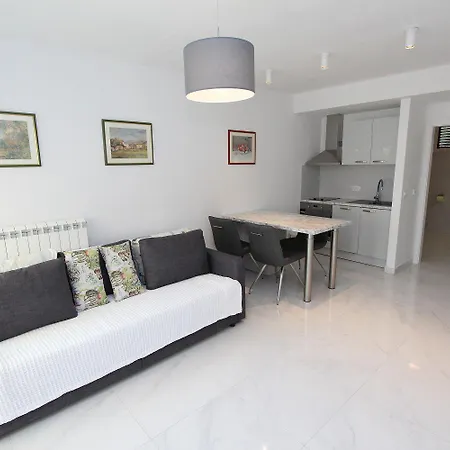Modernes Direkt Am Und Nur 400 Meter Zum - In * Rovinj