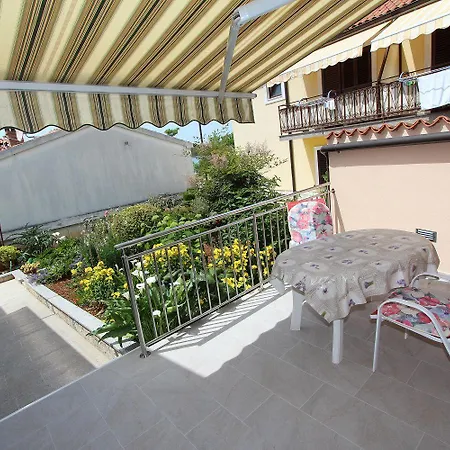 Modernes Direkt Am Und Nur 400 Meter Zum - In * Rovinj